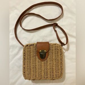Woven snap front picnic basket purse with adjustable strap. Like new condition.